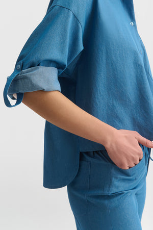Τζιν πουκάμισο oversize με λεπτομέρεια στο μανίκι